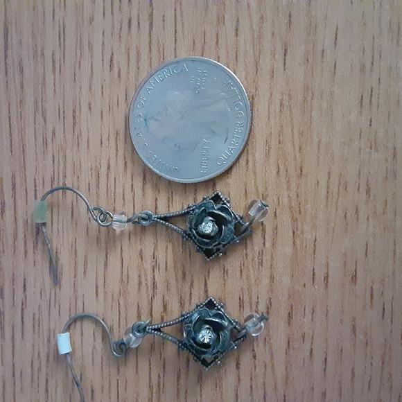 Elegant Silver Floral Earrings - Picture 4 of 5